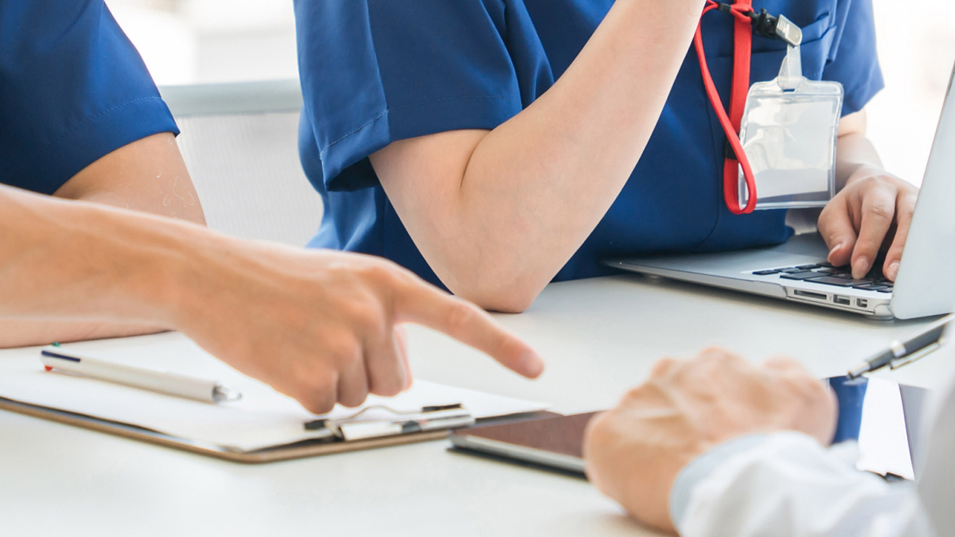 定期的な現場スタッフの研修やカンファレンス